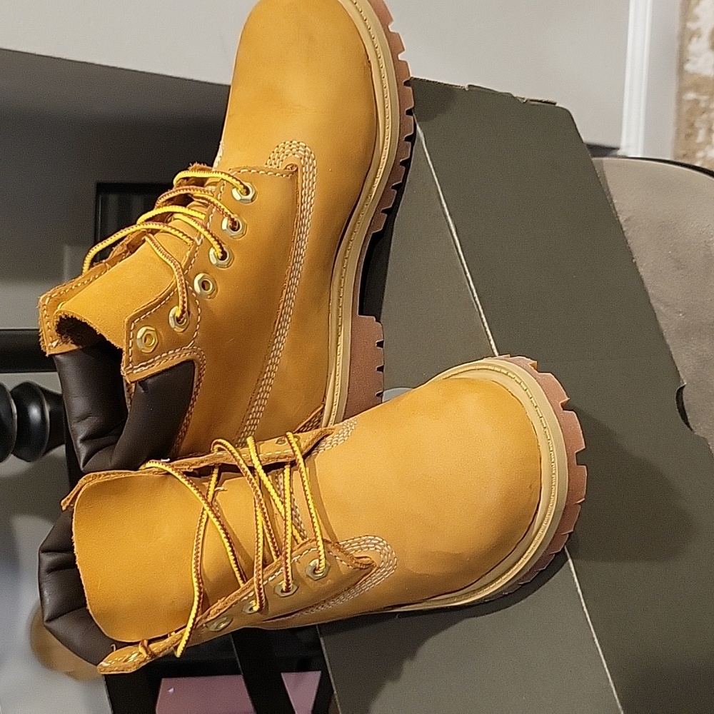 NWT TIMBERLAND BOOTS SIZE 1Y